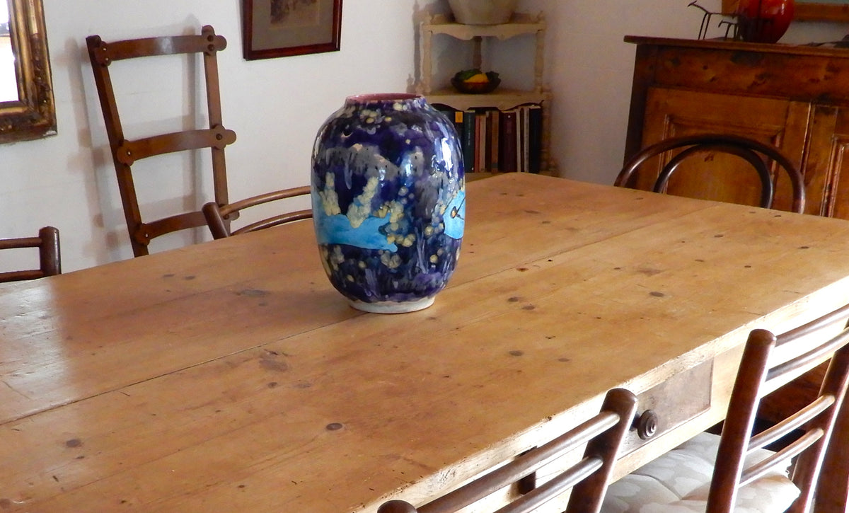con pesci azzurri che si rincorrono felici, realizzazione artistica, artigianale ,fatta a mano con doppia cottura a 1000° ,artisanal, handmade with double firing at 1000°