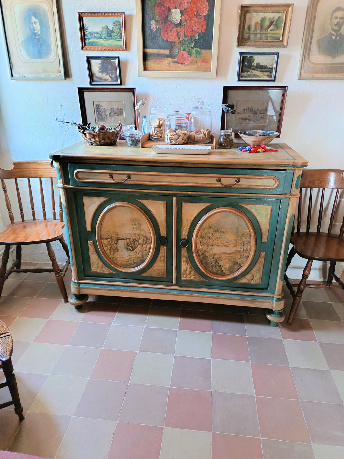 Credenza del 1800 decorata a mano da Lorenzo Usicco 