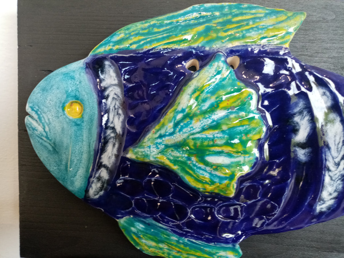 Pesce Muso Blu Scultura Ceramica Fatta a Mano su Legno | Casal dei Pruni Déco