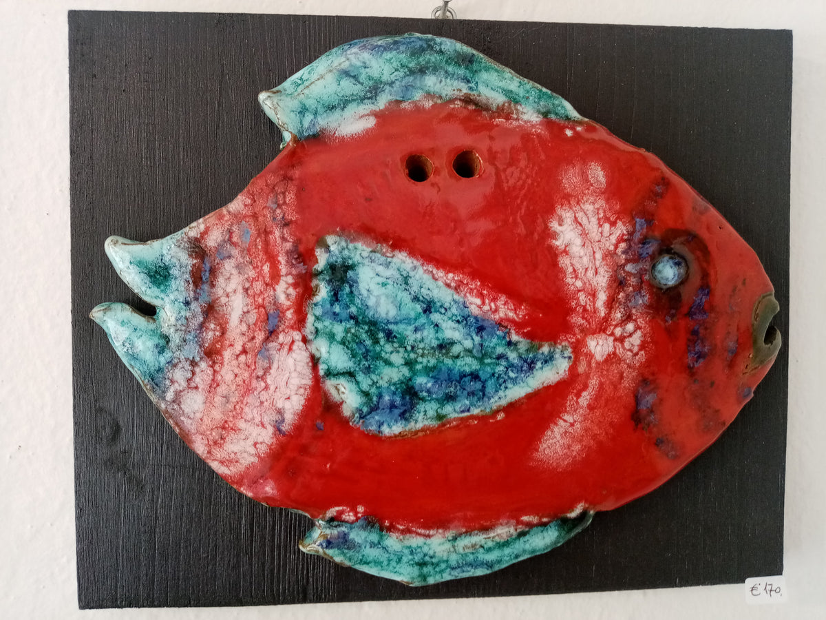 Opera ceramica unica - pesce rosso pinne azzurre fatto a mano, su supporto in legno di spessore 2 cm