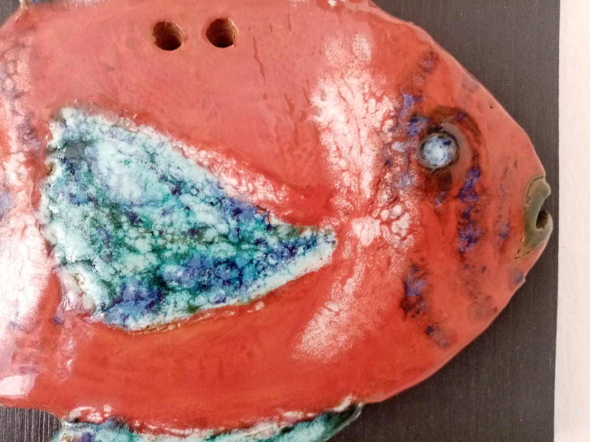 Scultura ceramica pesce rosso con pinne azzurre - doppia cottura 1000°, scultura in ceramica fatta a mano su supporto in legno spessore 2 cm