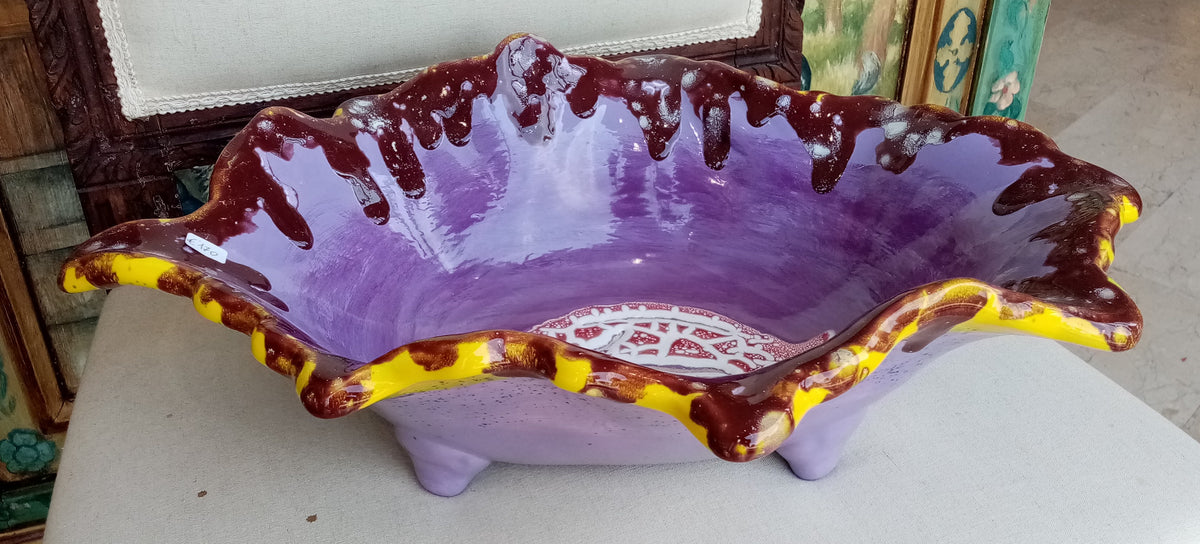 Dettaglio decorazione foglia lilla malva dipinta a mano su ceramica
