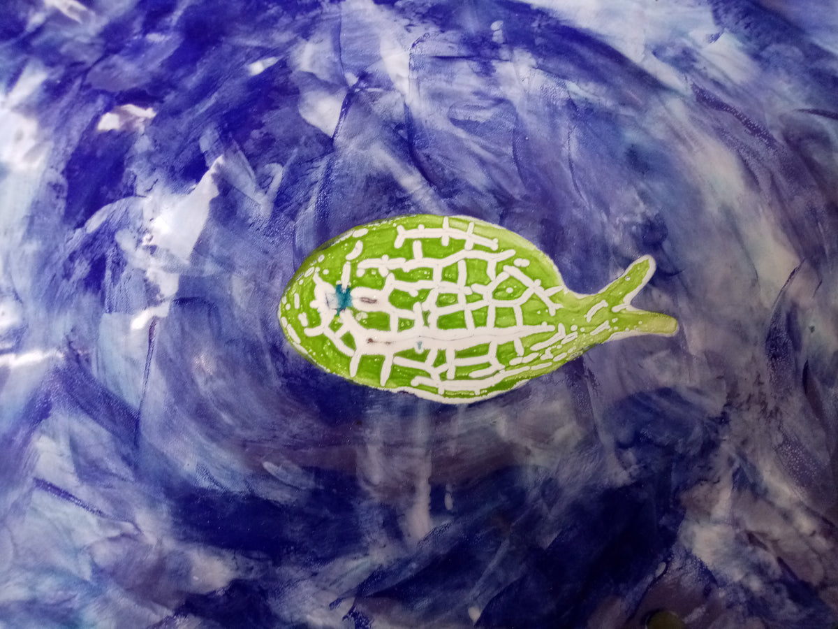Dettaglio decorazione foglia blu malva dipinta a mano su ceramica