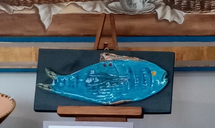 The Skinny Fish Artistic Ceramic Sculpture Handmade on Wood | Casal dei Pruni Déco