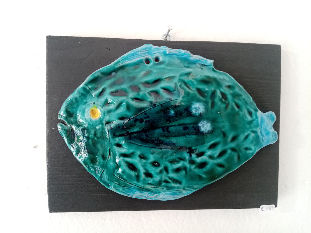 scultura di pesce turchesino, fatta a manp, artigianato italiano, doppia cottura 1000° gradi, Sculpture de poisson turquoise, fait main, artisanat italien, double cuisson à 1000° degrés, Turquoise fish sculpture, handmade, Italian craftsmanship, double firing at 1000° degrees
