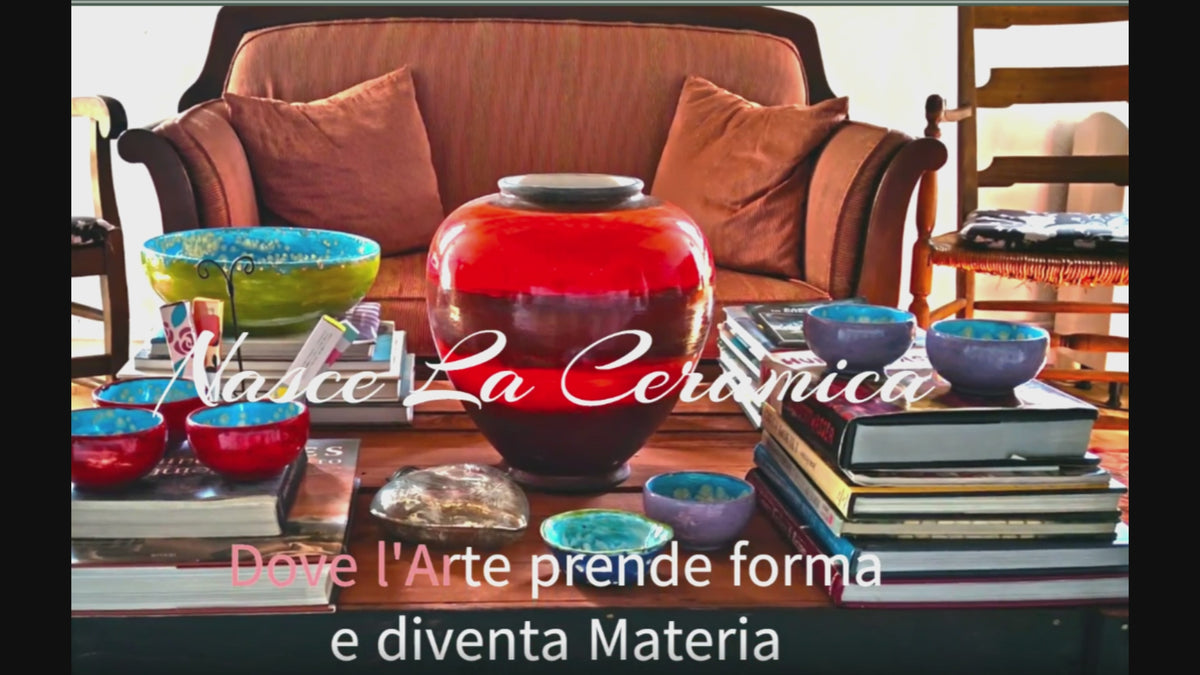 Carica il video: Ceramiche artistiche di Casal dei Pruni Déco qui Nasce la Ceramica, dove l'arte prende forma e diventa Materia: vasi, sculture e ciotole fatte e dipinte a mano e al tornio, con doppia cottura a 1000 gradi.